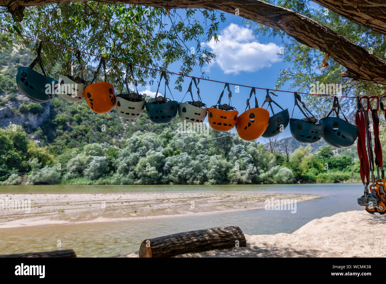 Gli sport estremi caschi legata a una corda sulla spiaggia del fiume Nestos, in una giornata di sole, Grecia Foto Stock