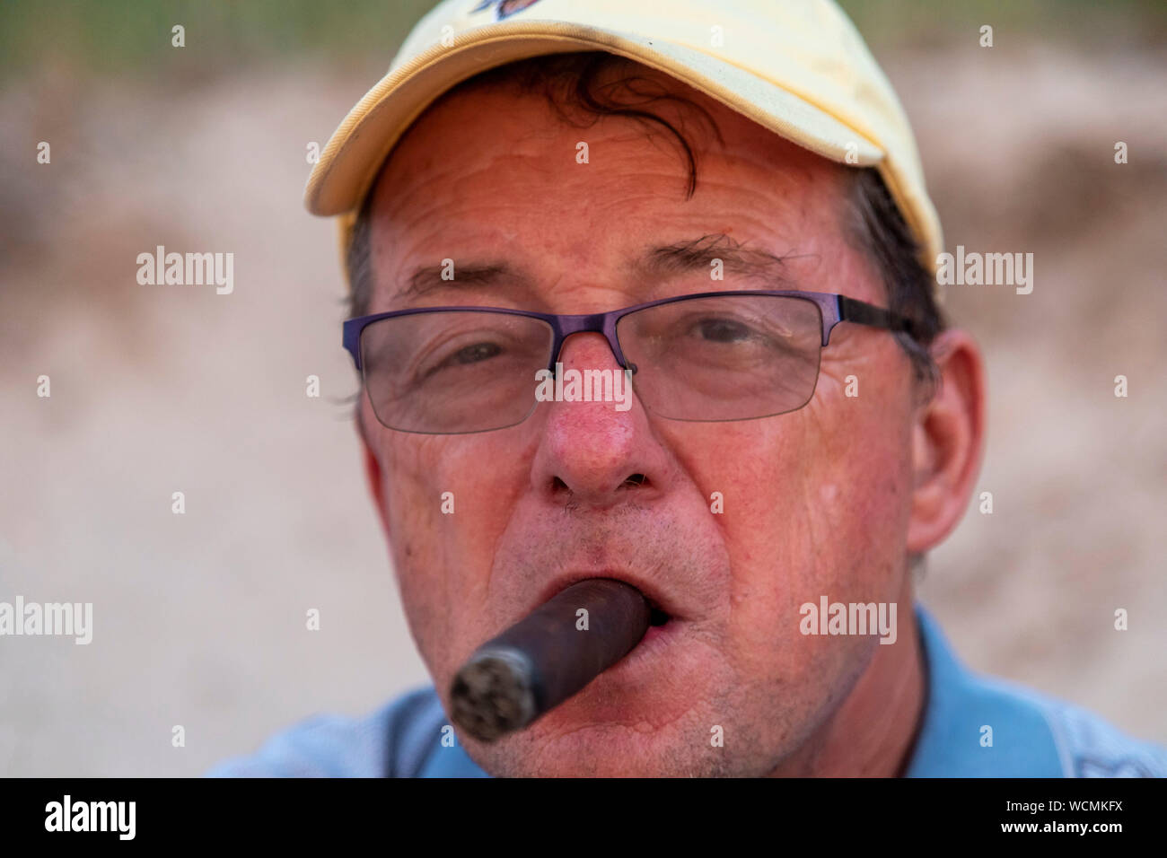 Unione Pier, Michigan - un uomo di fumare un sigaro. Foto Stock