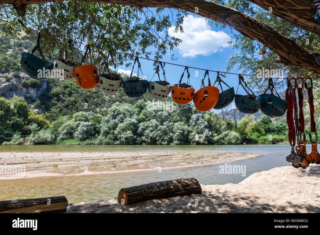 Gli sport estremi caschi legata a una corda sulla spiaggia del fiume Nestos, in una giornata di sole, Grecia Foto Stock