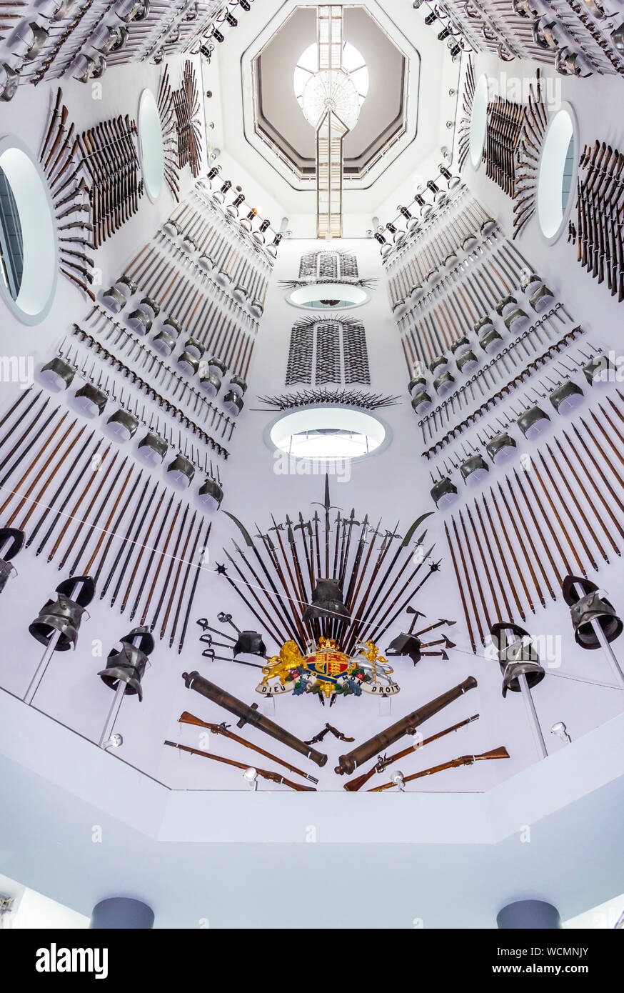 Il Royal Armouries Museum, Leeds, West Yorkshire, Inghilterra. La sala di acciaio. Un display di 2.500 oggetti militari. Foto Stock