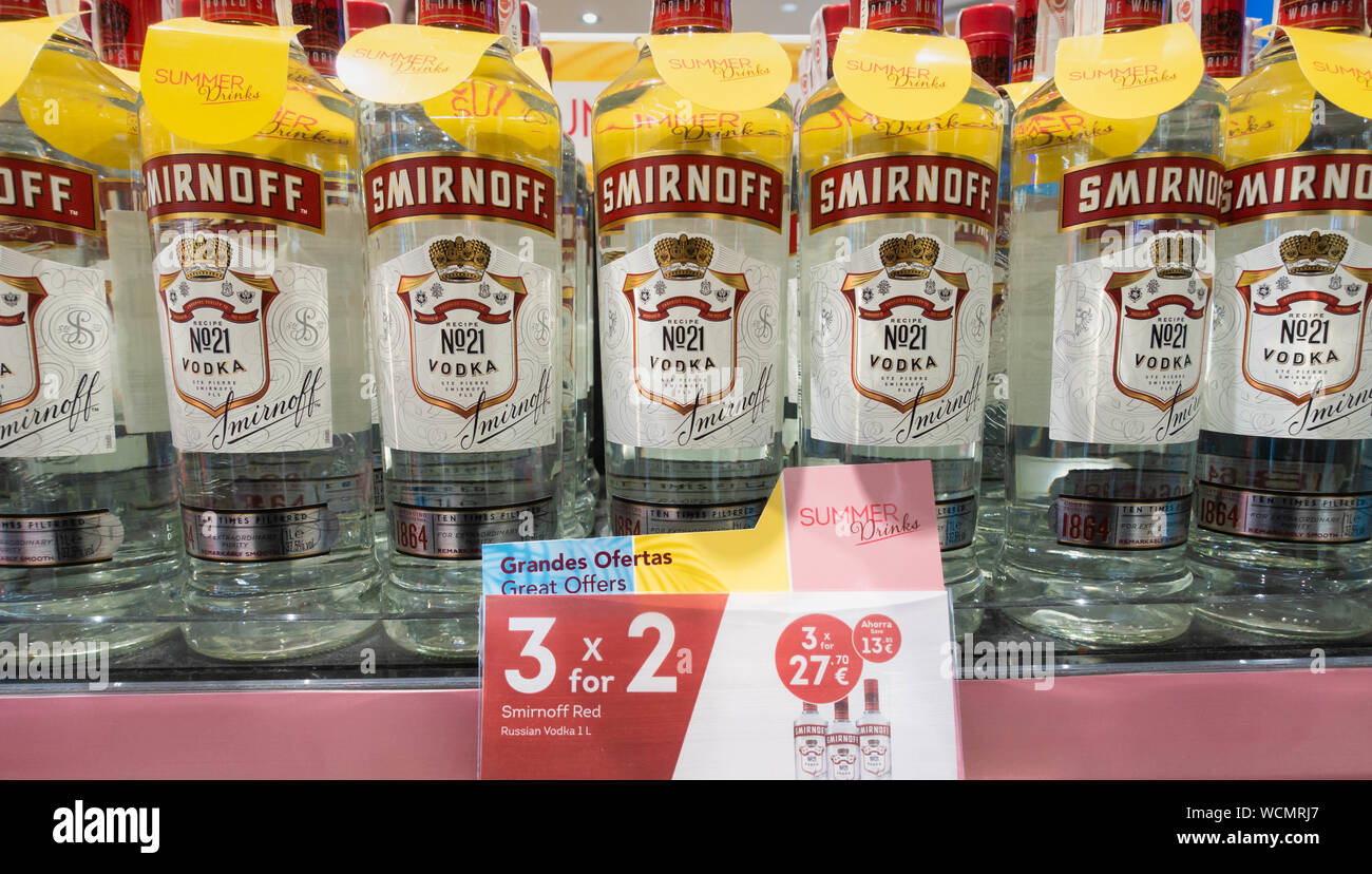 Offerta 3 per 2 su Smirnoff Vodka in Madrid airport duty free shop. Spagna Foto Stock