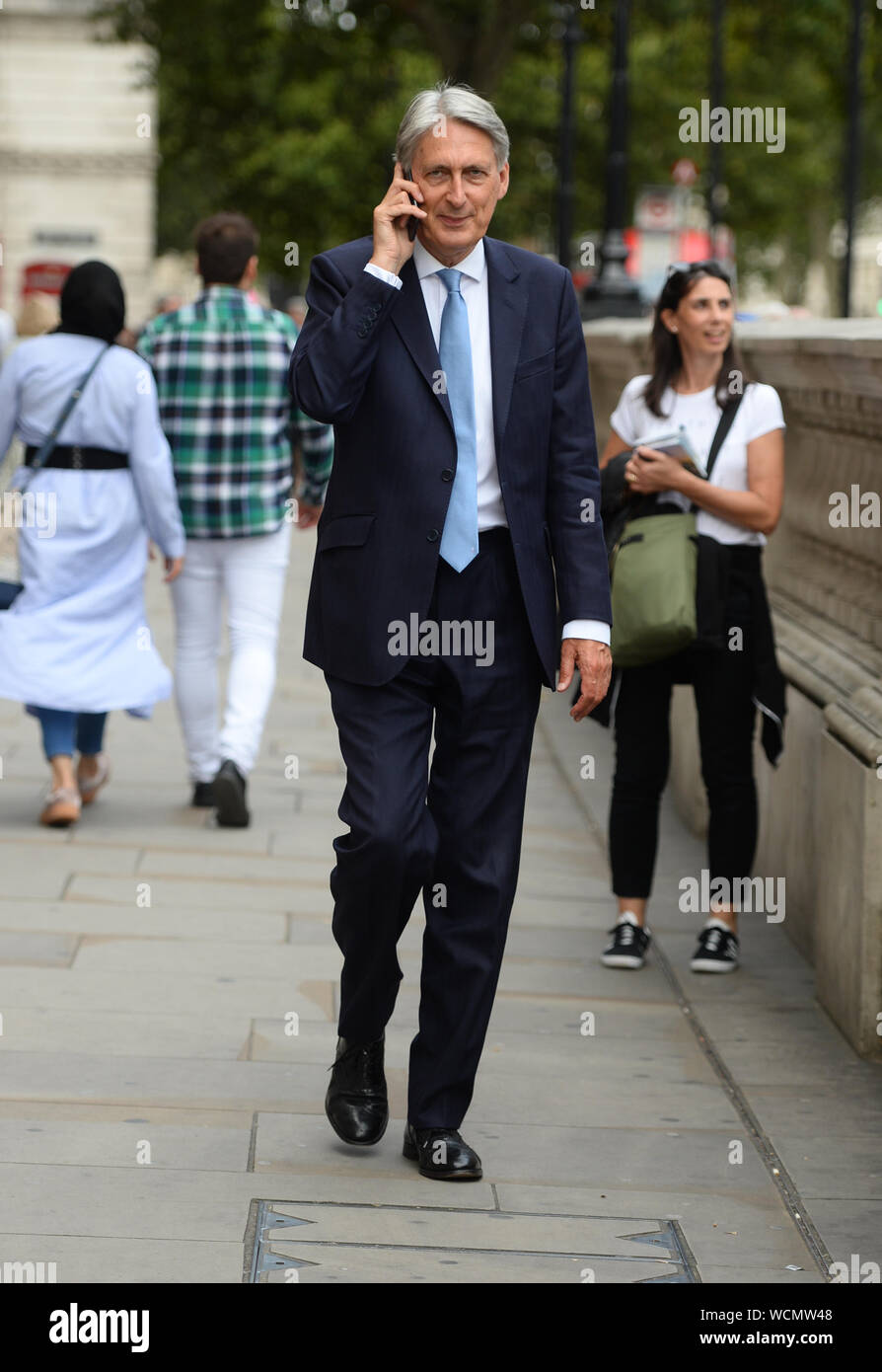 Ex cancelliere Philip Hammond in Whitehall, Westminster, London come Primo Ministro Boris Johnson a chiudere temporaneamente verso il basso il Commons dalla seconda settimana di settembre fino a ottobre 14 quando vi sarà una regina il discorso di apertura di una nuova sessione del Parlamento. Foto Stock