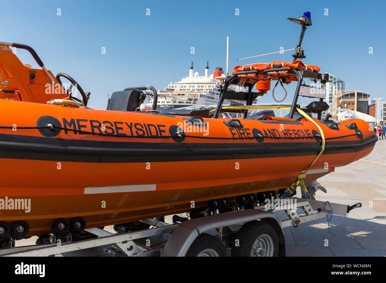 Merseyside Fire e mezzo di salvataggio. Liverpool Mersey River England Regno Unito Foto Stock