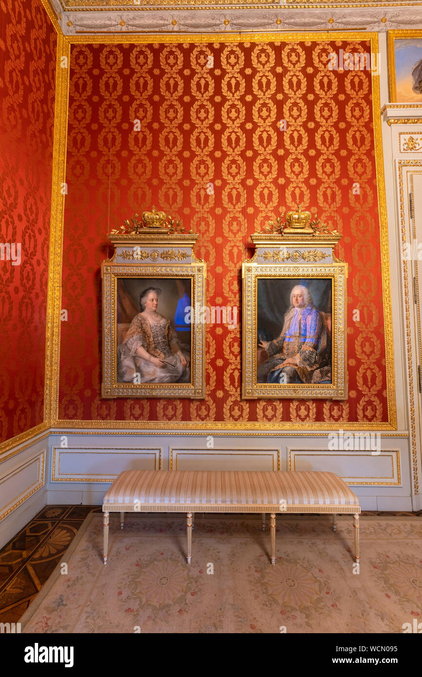 Dipinti di royalty in un barocco sala decorata all'interno del Palazzo di Schonbrunn, Vienna, Austria Foto Stock