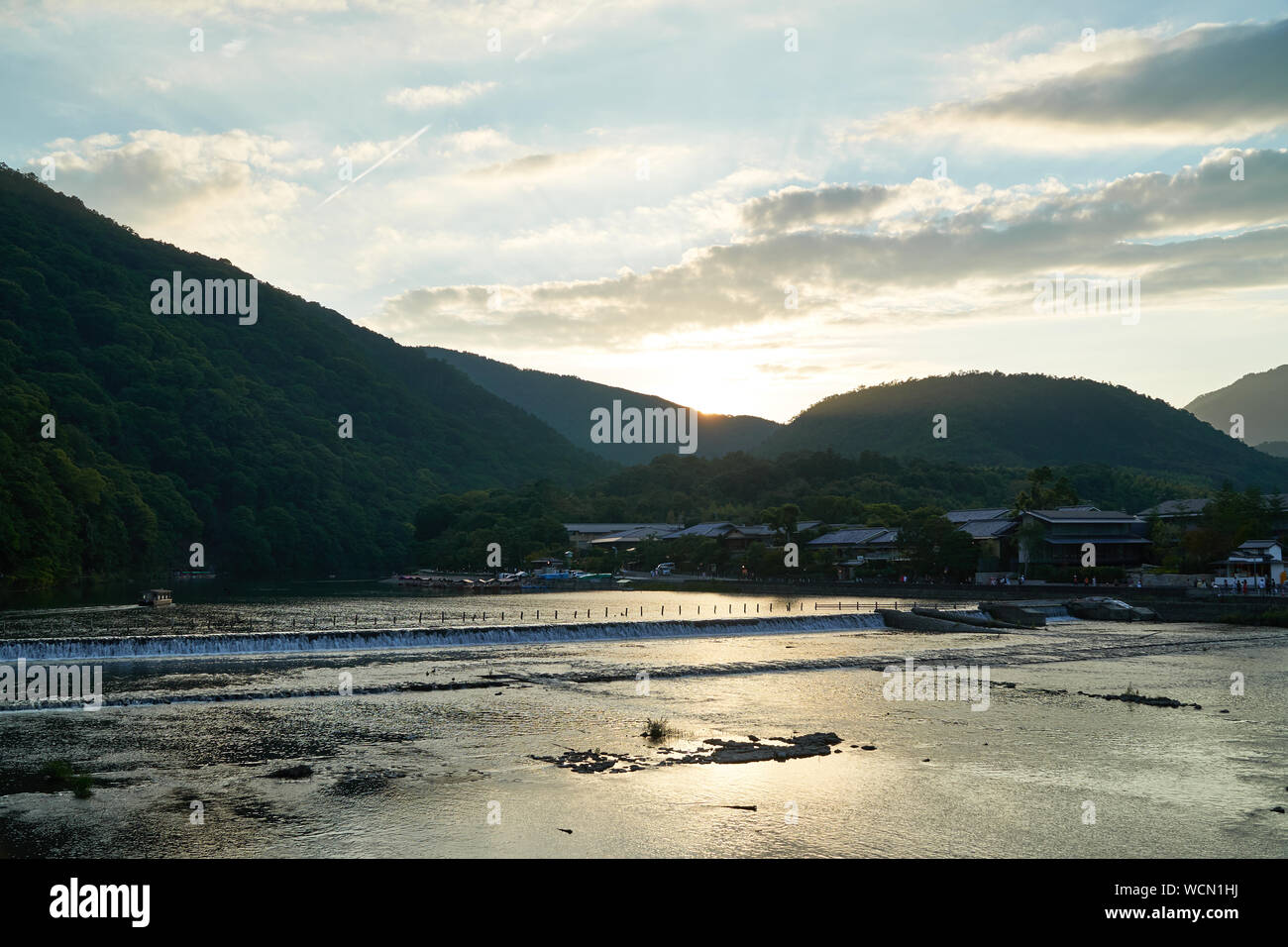 Tramonto a Katsura nel fiume Arashiyama,Kyoto Foto Stock