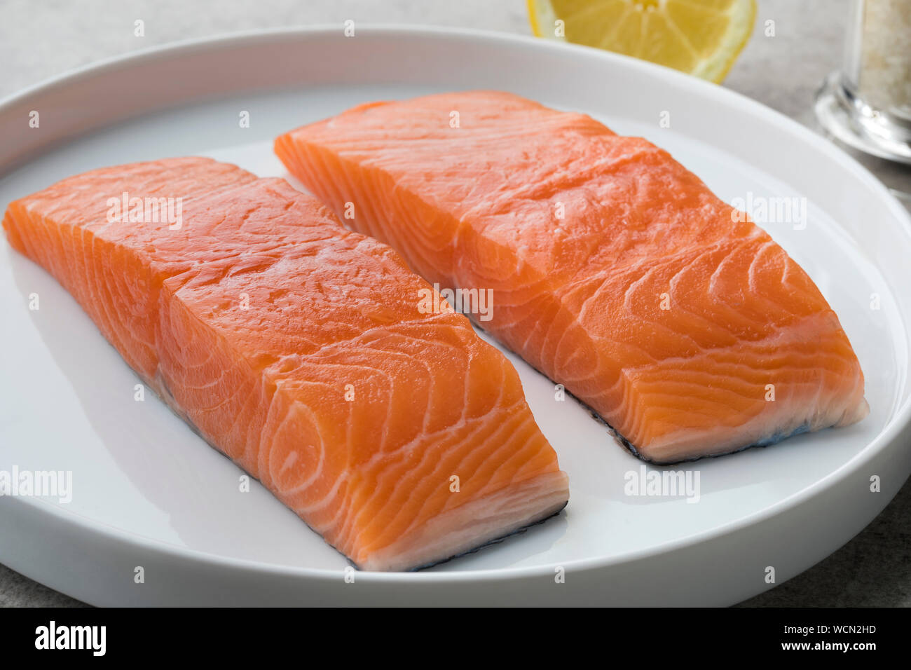 Crudo fresco filetti di salmone su un piatto pronto da cuocere Foto Stock