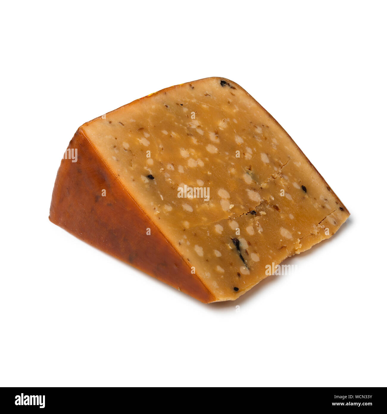 Pezzo di Dutch molto maturo Frisone spicchio formaggio isolato su sfondo bianco Foto Stock