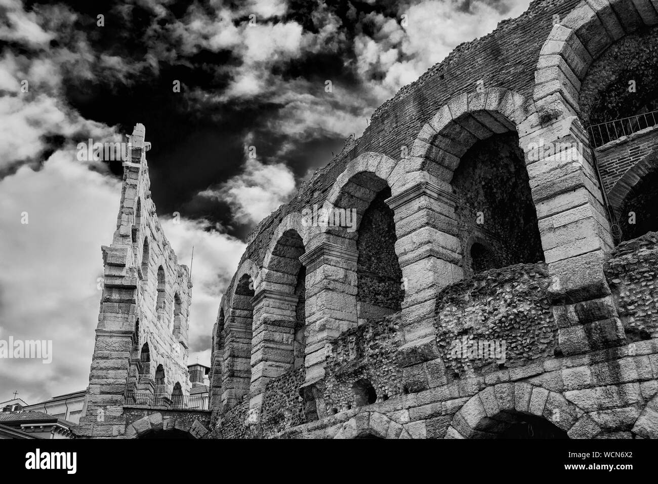 Arena di Verona portici antichi ruderi (bianco e nero) Foto Stock