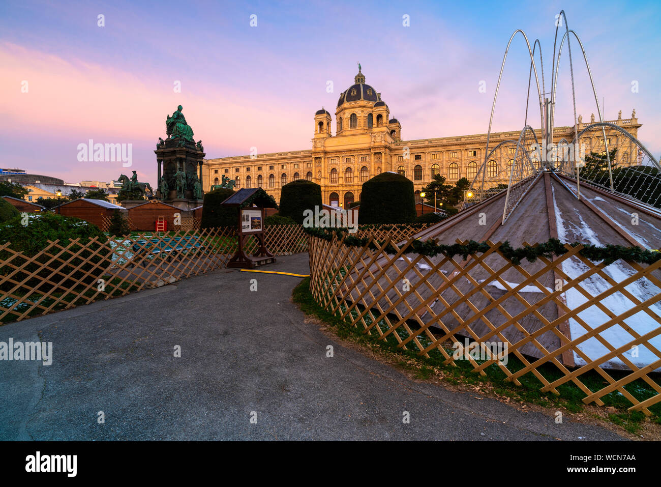 Sunrise oltre il tradizionale mercatino di Natale a Maria-Theresien-Platz, Vienna, Austria Foto Stock