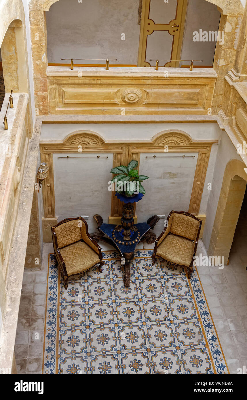Area salotto visto da sopra; mobili antichi; 2 sedie; tabella ornati, design esclusivo, modellato con pavimento in piastrelle, Casa Rocca Piccola; 16 secolo; l'Europa Foto Stock