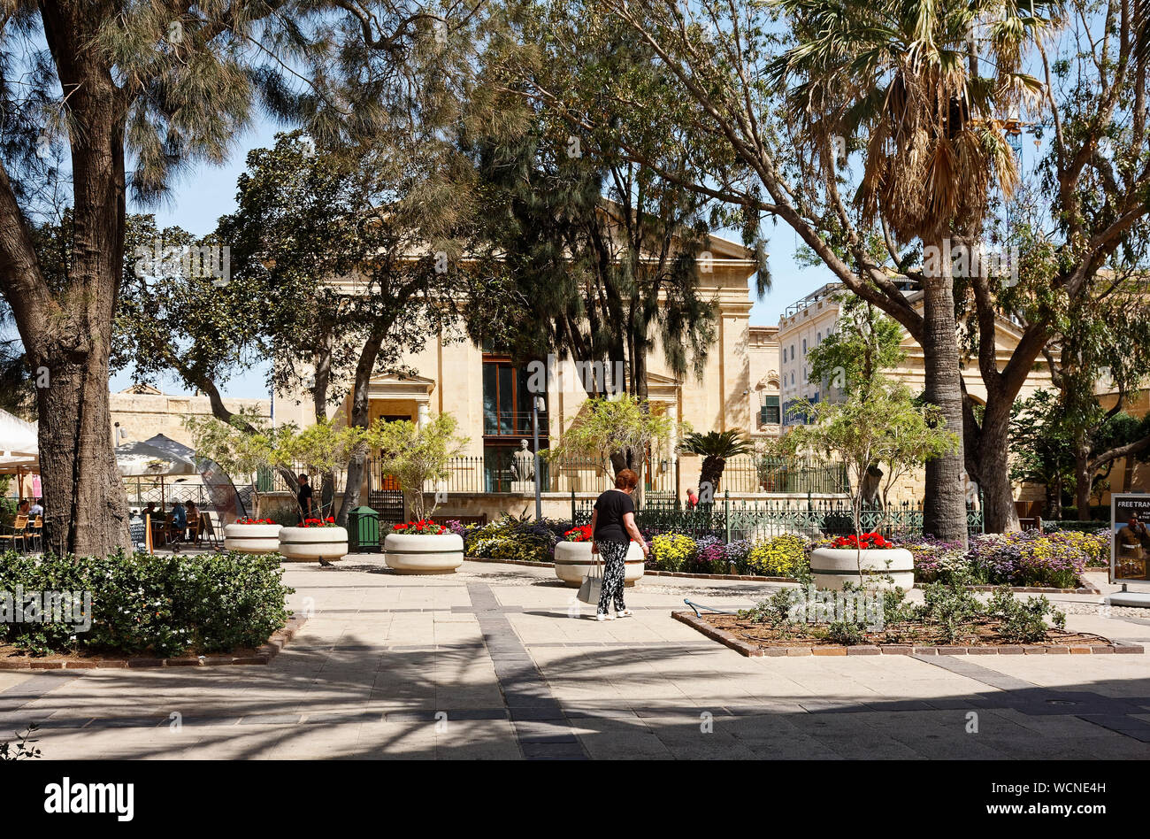 Tomaia Barracca Gardens, upper tier i santi Pietro e Paolo Bastion, 1560 s, alberi, fiori, piante, le persone, i sentieri di pietra in Europa; La Valletta; Malta; la molla, h Foto Stock