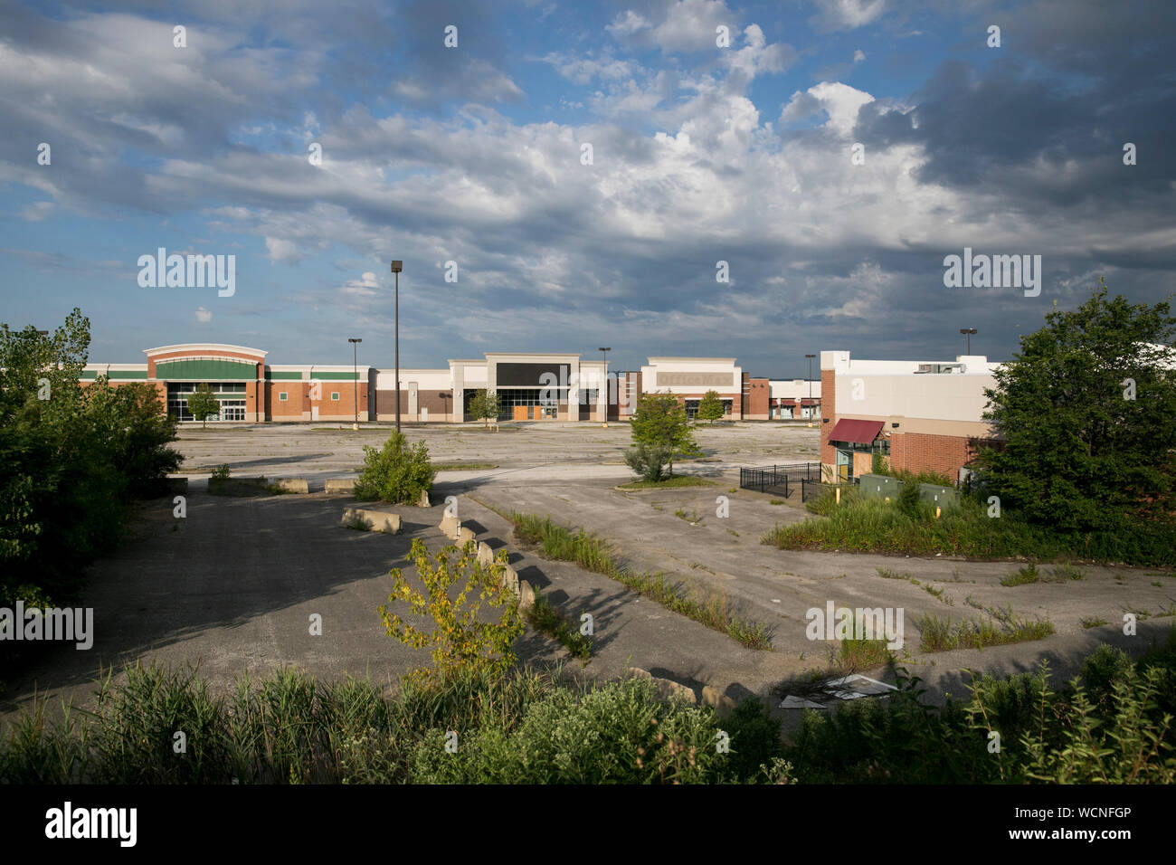 Una fila di chiuso e abbandonato i negozi retail in un deserto shopping centre in Garfield Heights, Ohio, 12 agosto 2019 Foto Stock