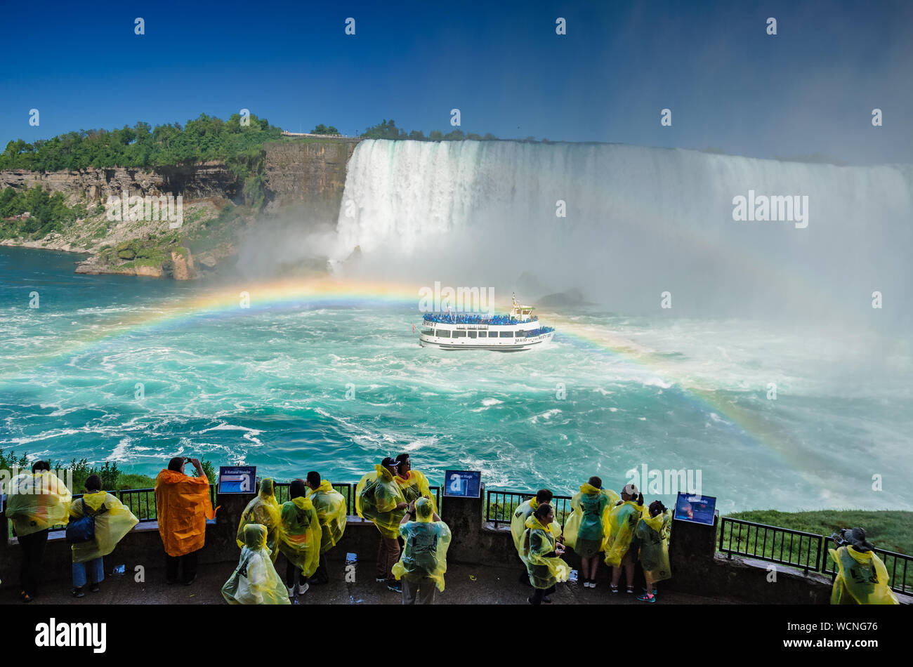 Turisti e visitatori di sperimentare la meraviglia naturale che è le Cascate del Niagara. Il Viaggio Dietro le Cascate, Ontario, Canada Foto Stock
