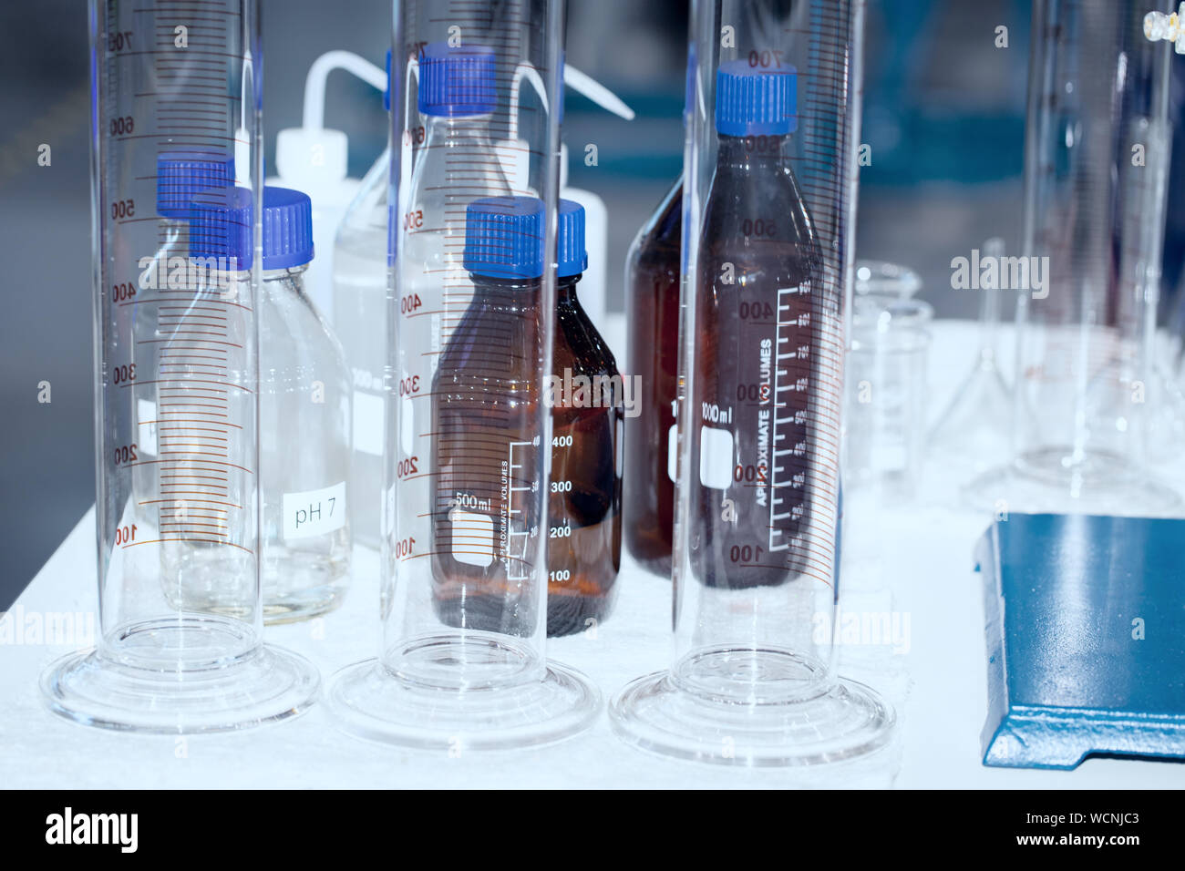 Attrezzature di laboratorio per il controllo della qualità dell'acqua. Tecnologia dell'acqua. Foto Stock