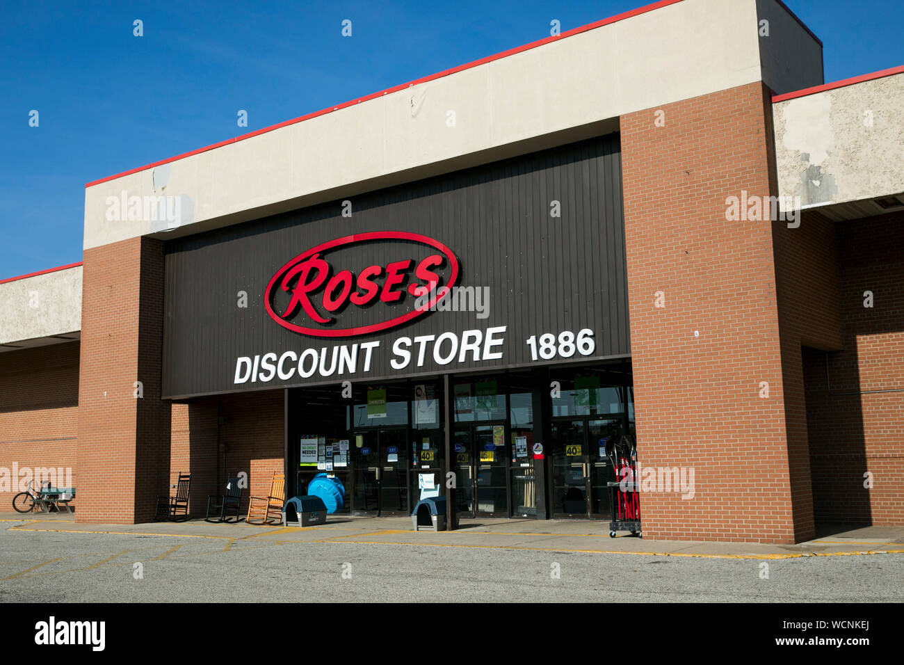 Un segno del logo al di fuori di un sconto di Roses store a Akron, Ohio, 12 agosto 2019. Foto Stock