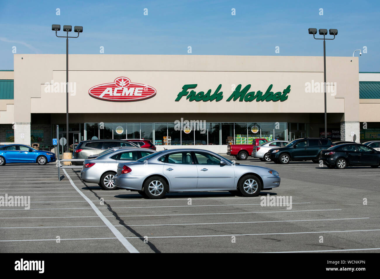 Un logo segno esterno di una Acme freschi di mercato di generi alimentari al dettaglio store ubicazione a Akron, Ohio, 12 agosto 2019. Foto Stock