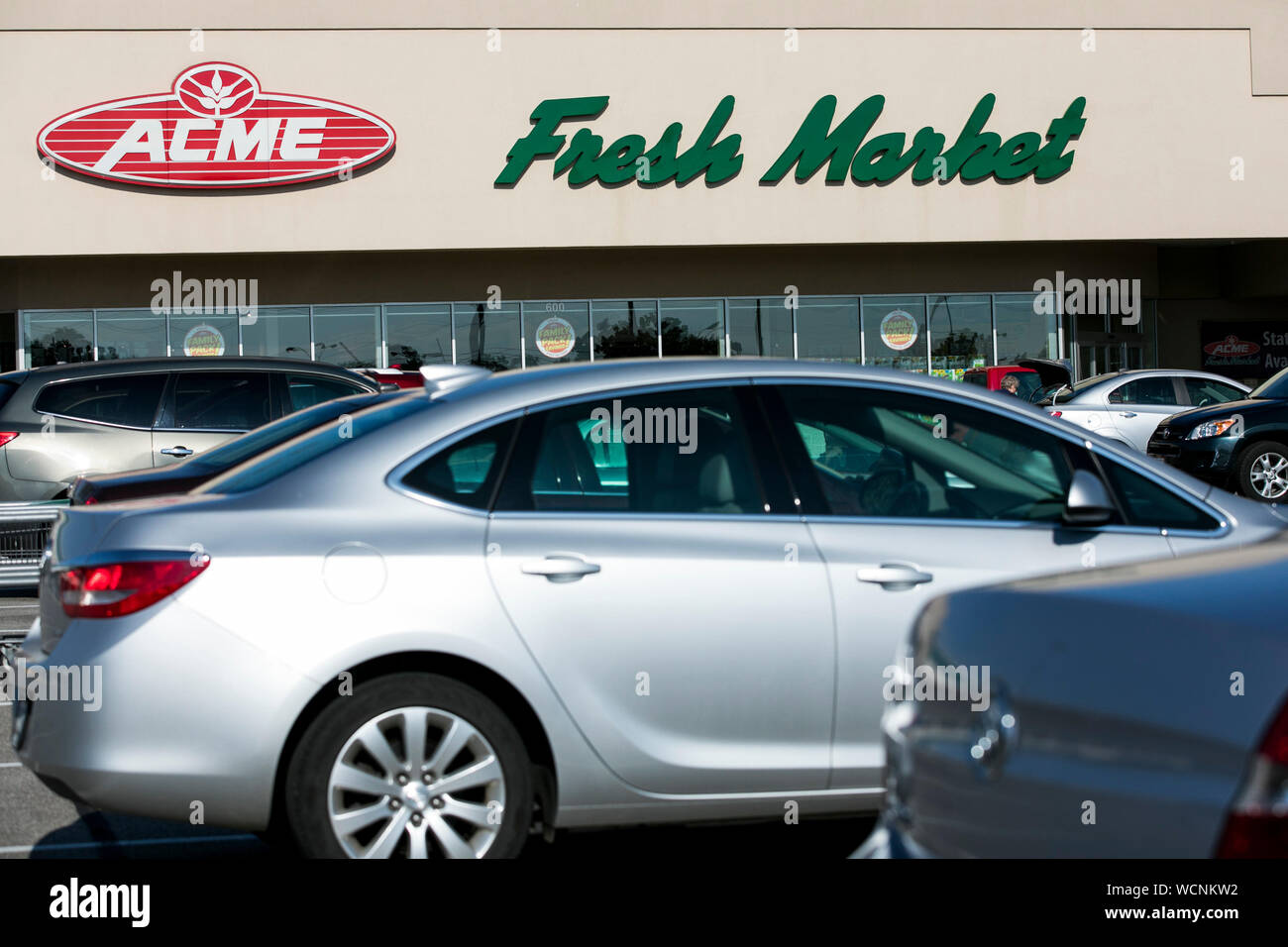 Un logo segno esterno di una Acme freschi di mercato di generi alimentari al dettaglio store ubicazione a Akron, Ohio, 12 agosto 2019. Foto Stock