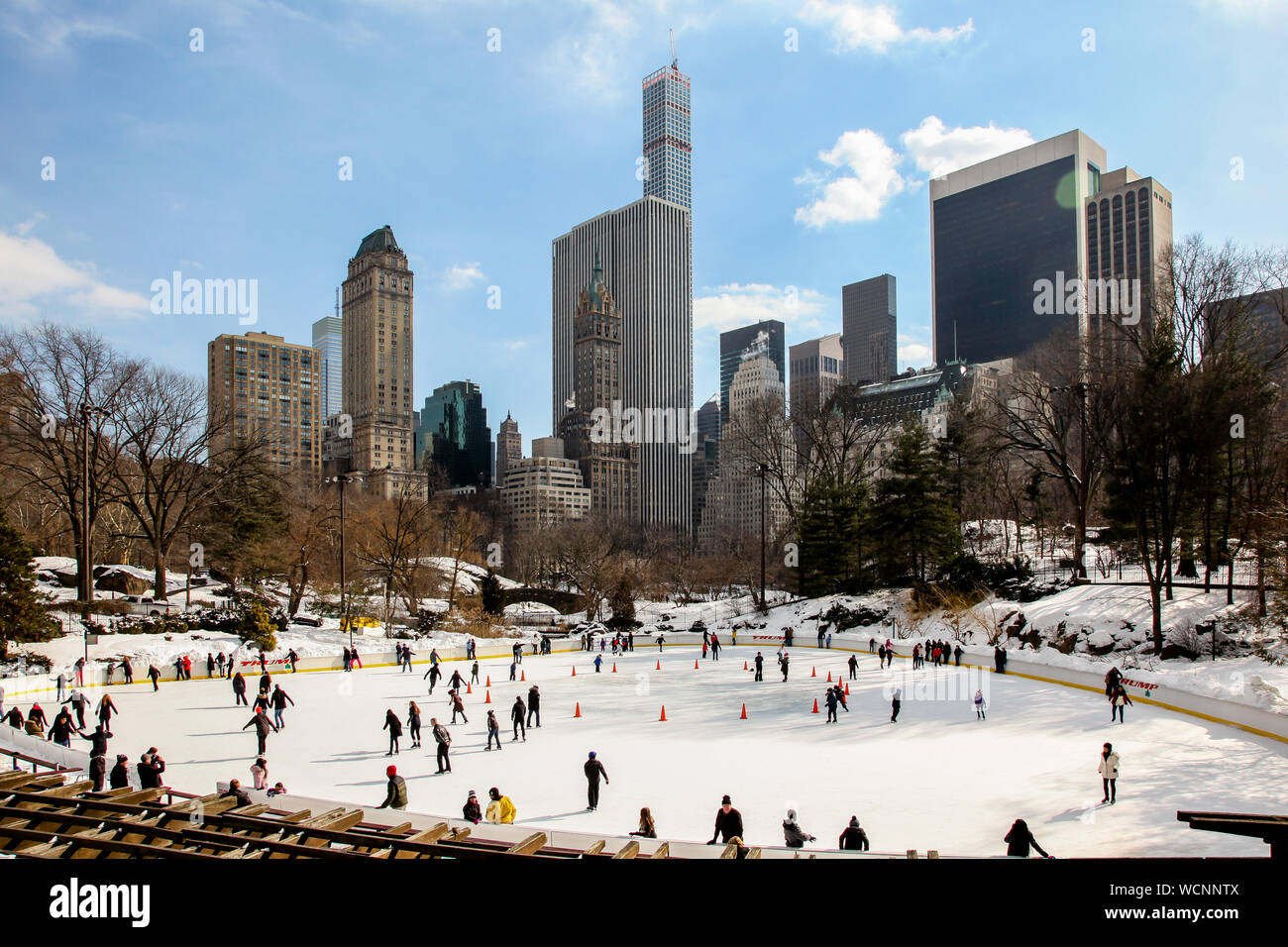 NEW YORK, NY, STATI UNITI D'AMERICA-febbraio 18, 2015: giornata invernale paesaggio con la città di New York skyline di architettura e Ice Rink di Central Park a New York City. Foto Stock