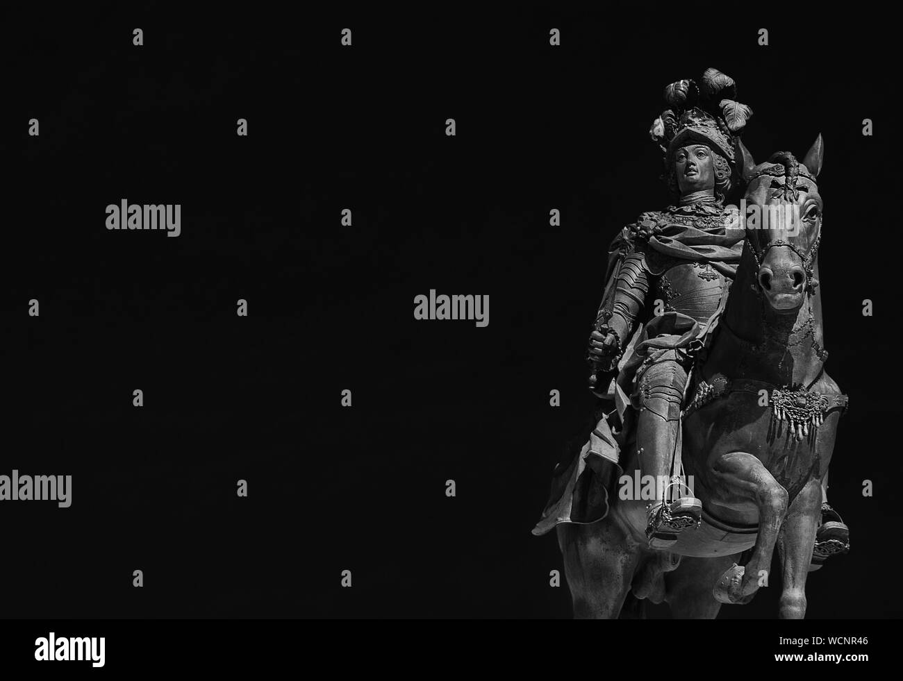 Re Jose I del Portogallo, statua in bronzo eretta nel 1775 nel centro di Praca do Comercio Square, Lisbona (in bianco e nero con spazio copia) Foto Stock