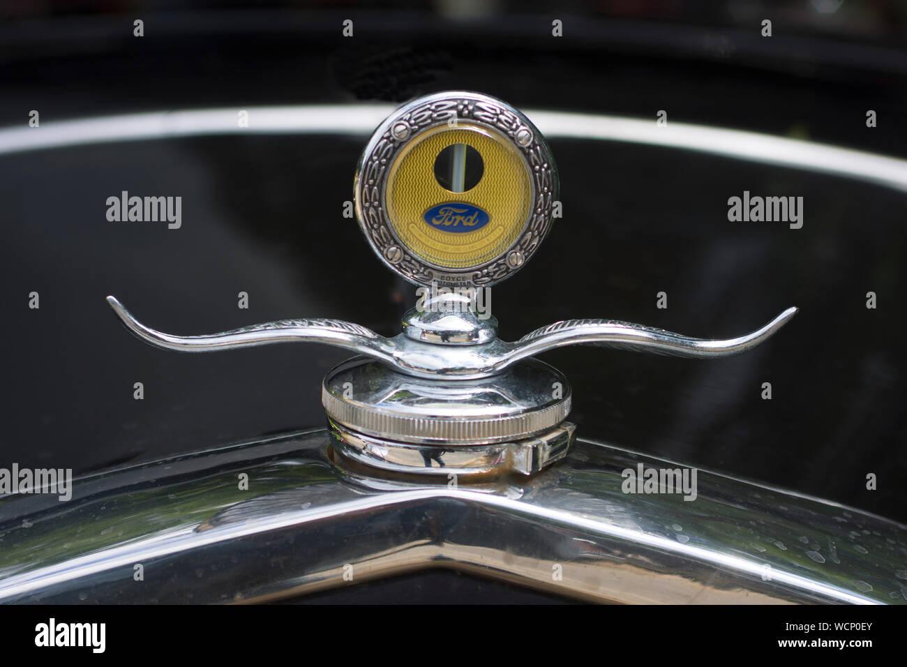L'ornamento del cofano e del calibratore di temperatura su un antico Ford Foto Stock