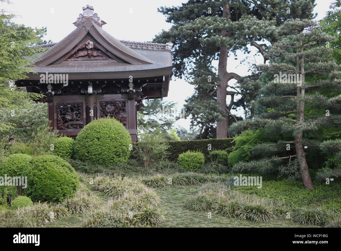 I Giardini di Kew. Londra, Regno Unito. Chokushi-Mon (Gateway di Imperiale Messenger) è un quattro millesimo copia di Nishi Hongan-ji il cancello in Kyoto, Giappone. Foto Stock