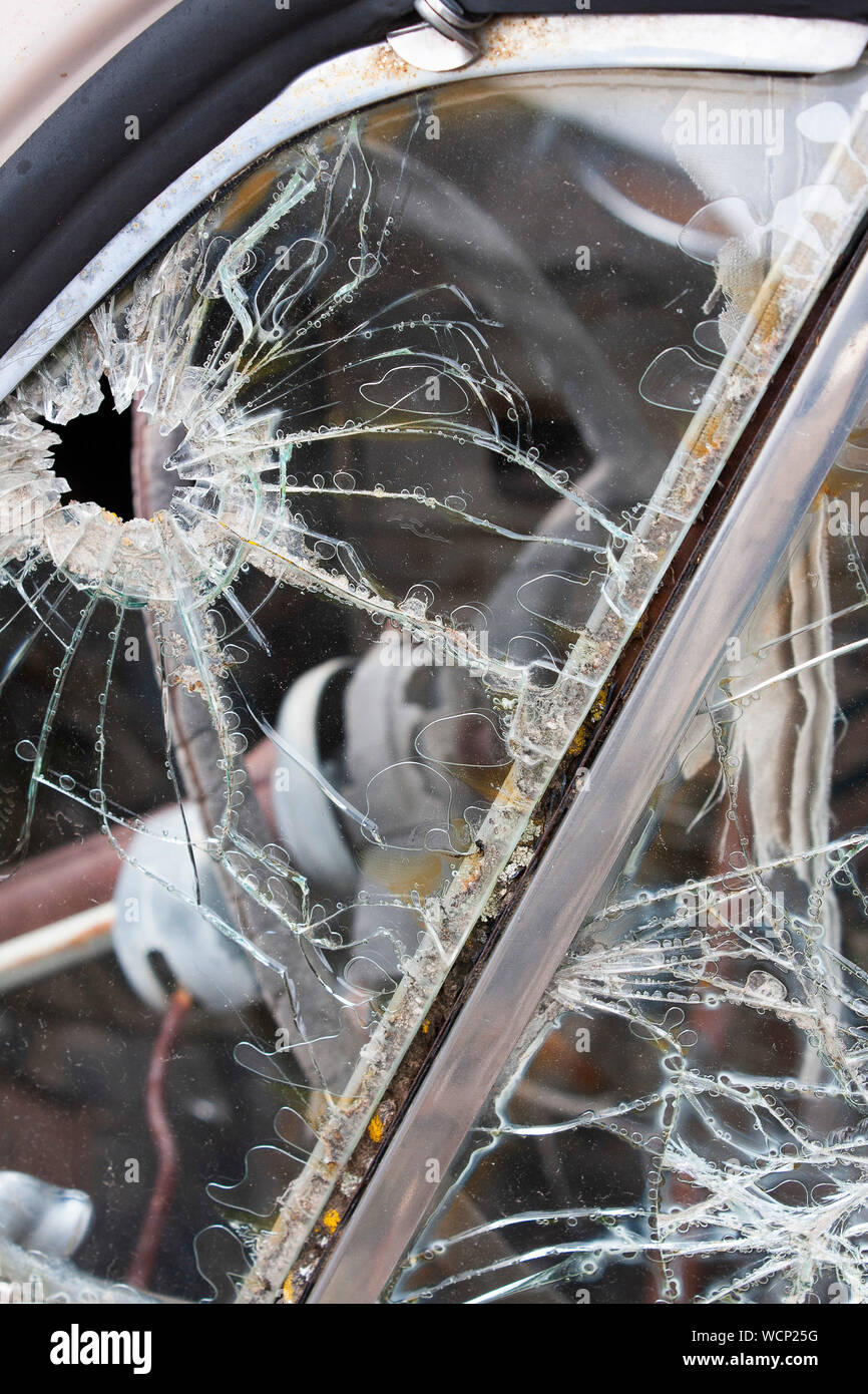 Spaccate e rotte vecchia finestra auto Foto Stock