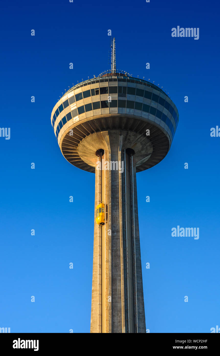 La famosa Torre Skylon contro un profondo cielo blu in Niagara Falls, Canada. Foto Stock