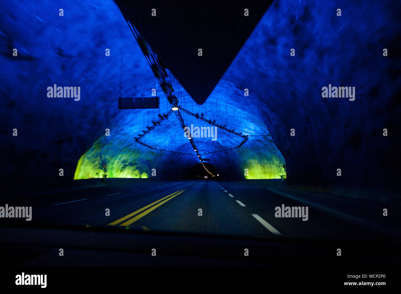 Tunnel Laerdal con soste e colorate installazioni luminose, tunnel più lungo del mondo, Norvegia e Scandinavia Foto Stock