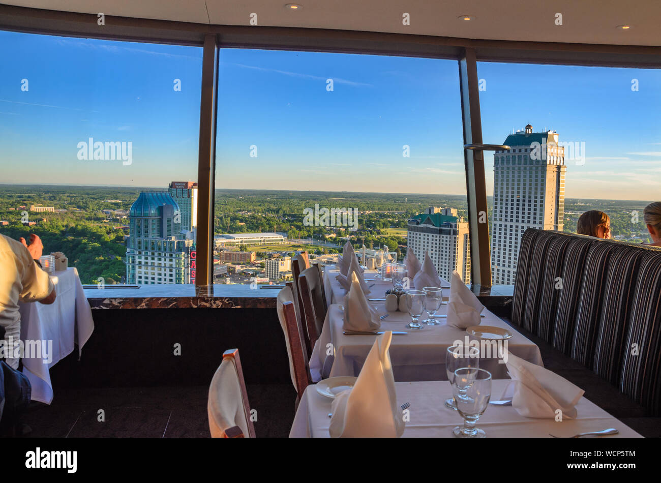 Il famoso ristorante girevole in Skylon Tower con una meravigliosa vista 360 del Niagara Falls, Ontario, Canada. Foto Stock