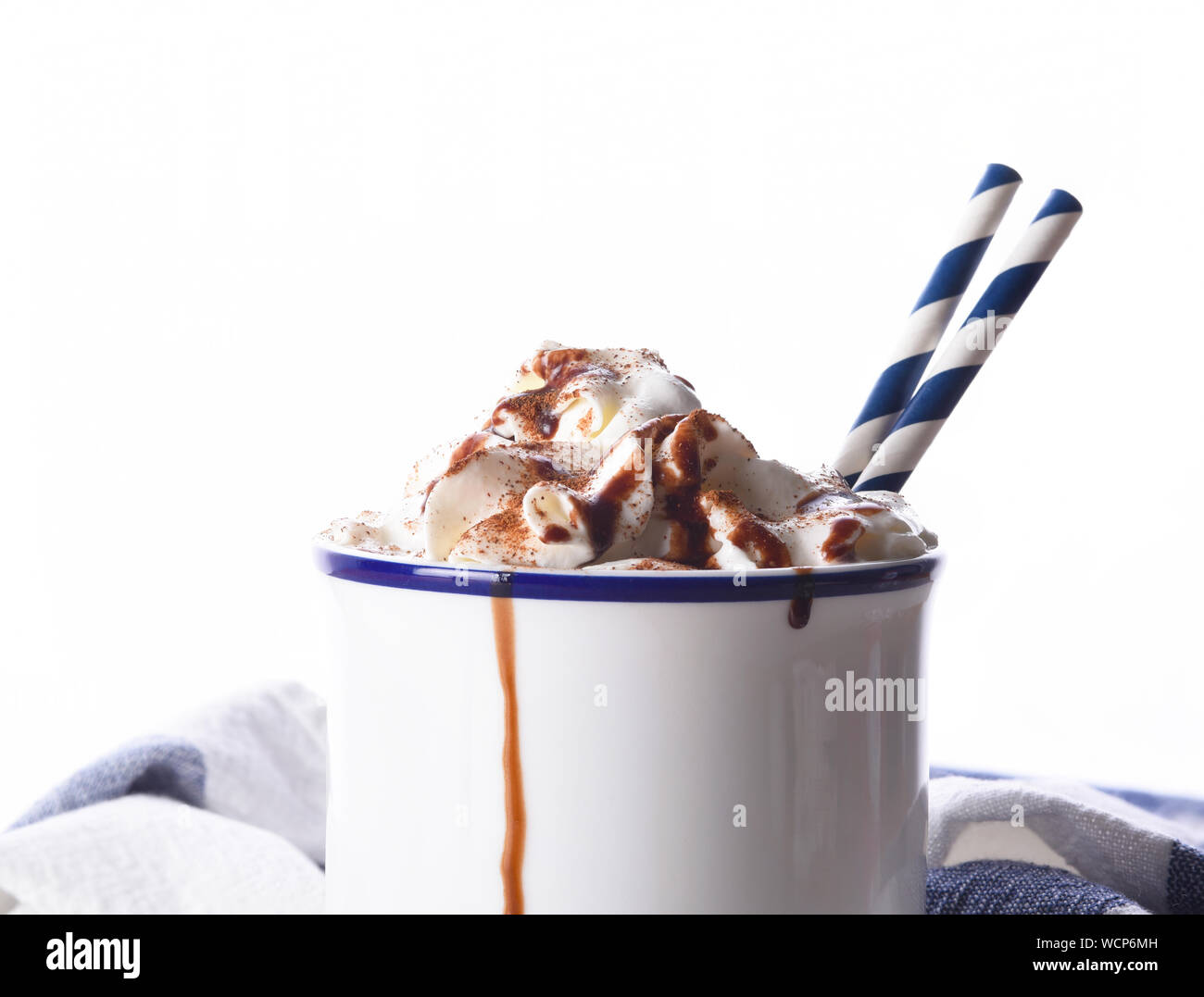 Primo piano di un bianco tazza di cioccolata calda con panna montata e carta due cannucce potabile. Foto Stock Primo piano di un bianco tazza di cioccolata calda con panna montata e carta due cannucce potabile. Foto Stock