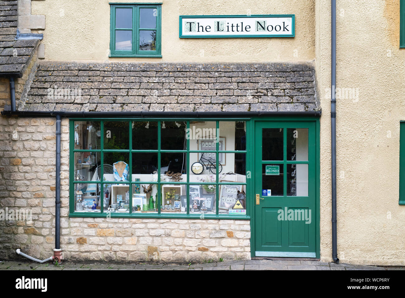 La piccola insenatura shop. Bourton sull'acqua, Cotswolds, Gloucestershire, Inghilterra Foto Stock