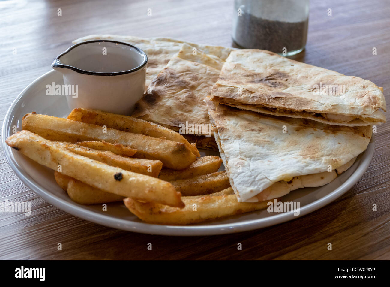 Quesadilla e patatine fritte su piastra Foto Stock