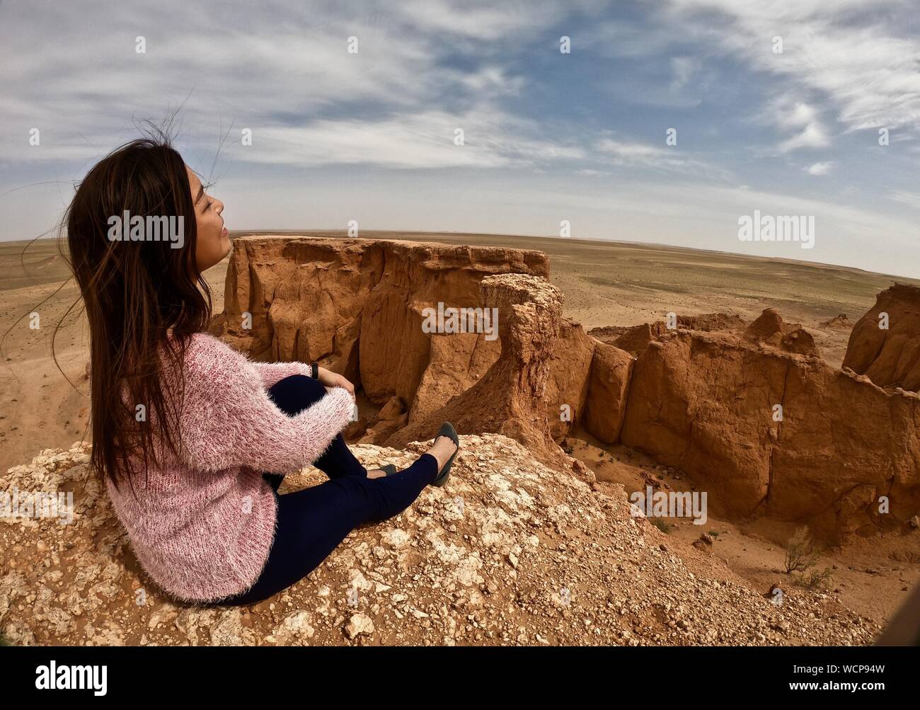 in attesa del tramonto nel deserto di gobi Foto Stock