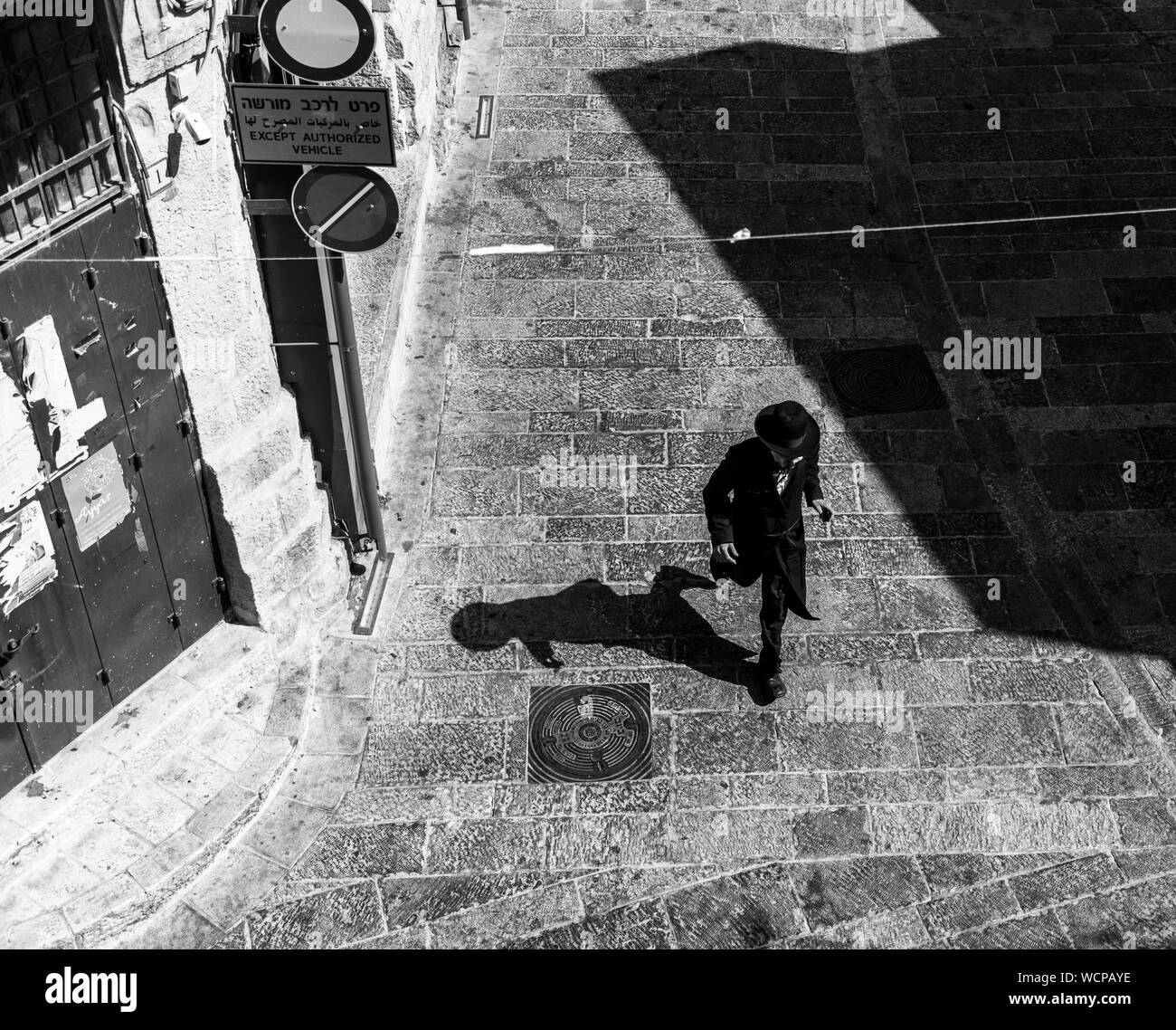 Un nero e la foto di un uomo ebraico fretta di andare da qualche parte. Foto Stock