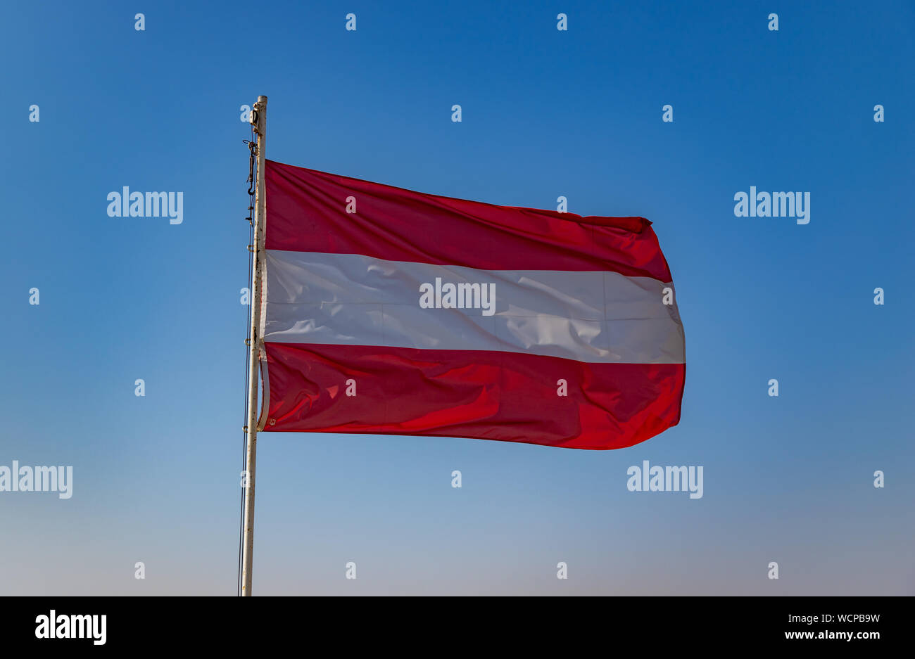 Una foto della bandiera austriaca sulla parte superiore dell'Ospizio austriaco (Gerusalemme). Foto Stock