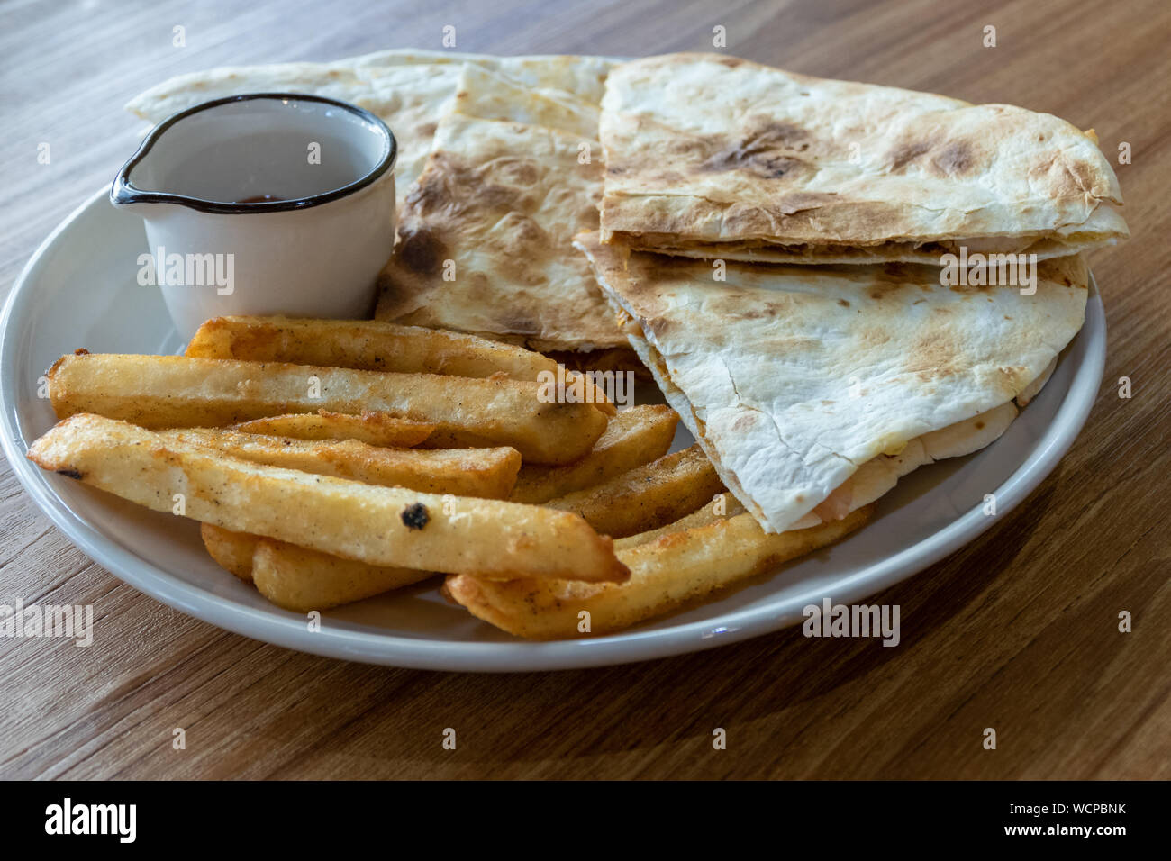 Quesadilla e patatine fritte su piastra Foto Stock