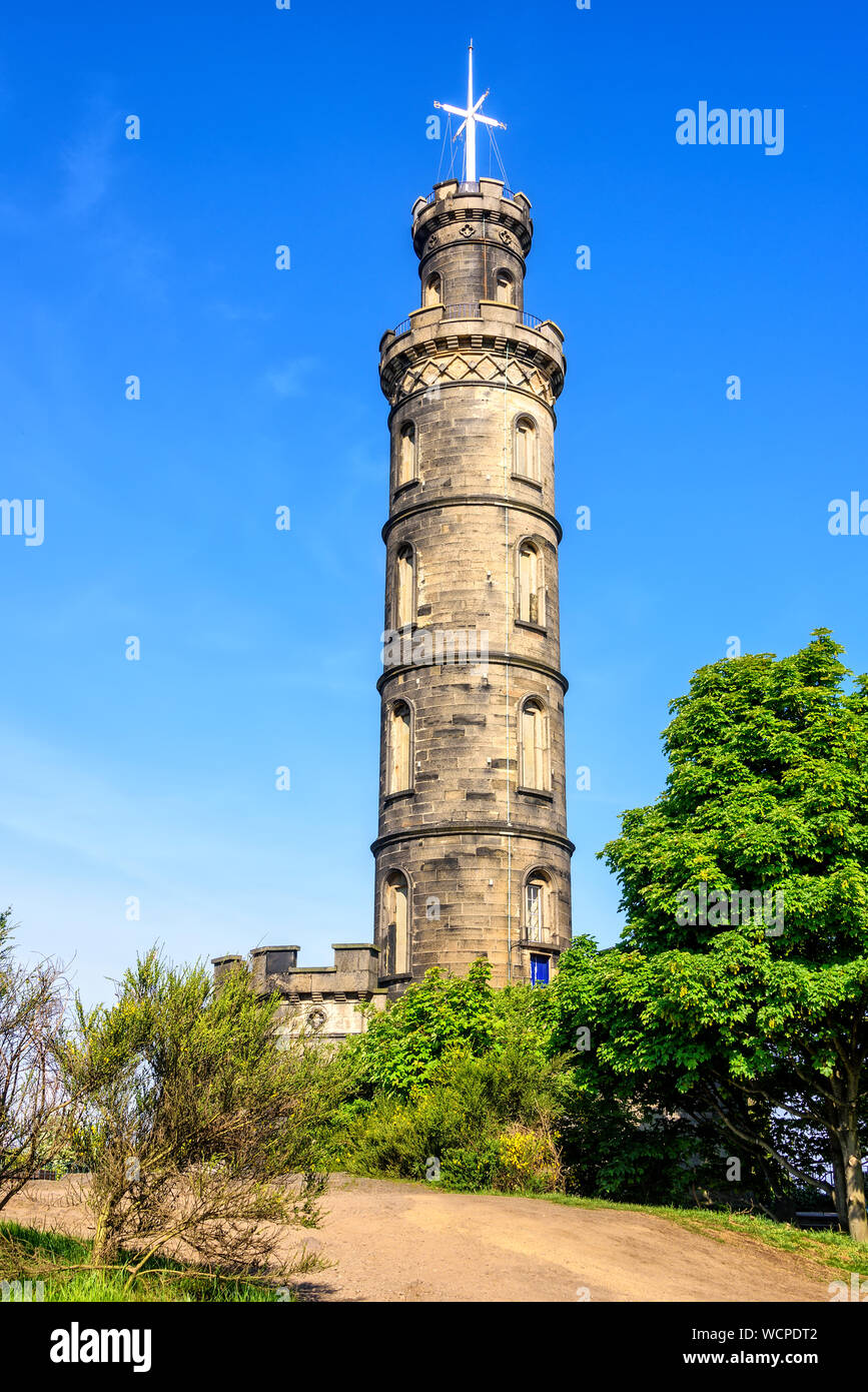 Il Monumento Nelson è una torre commemorativa in onore del vice ammiraglio Horatio Nelson, situato in Edinburgo, sulla cima di Calton Hill. Foto Stock