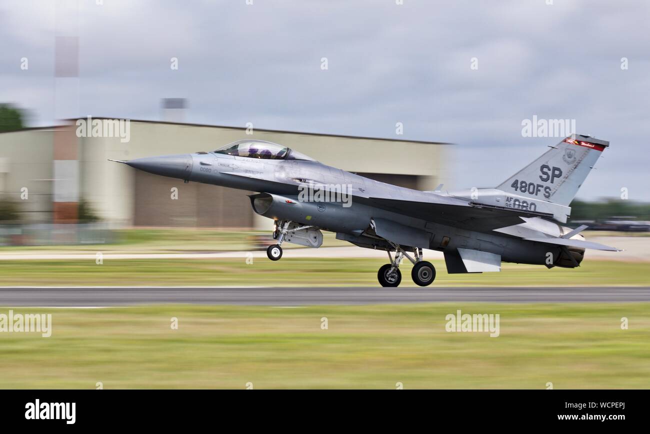 Il combattimento aereo il comando F-16 Viper team di dimostrazione effettuando al 2019 Royal International Air Tattoo Foto Stock
