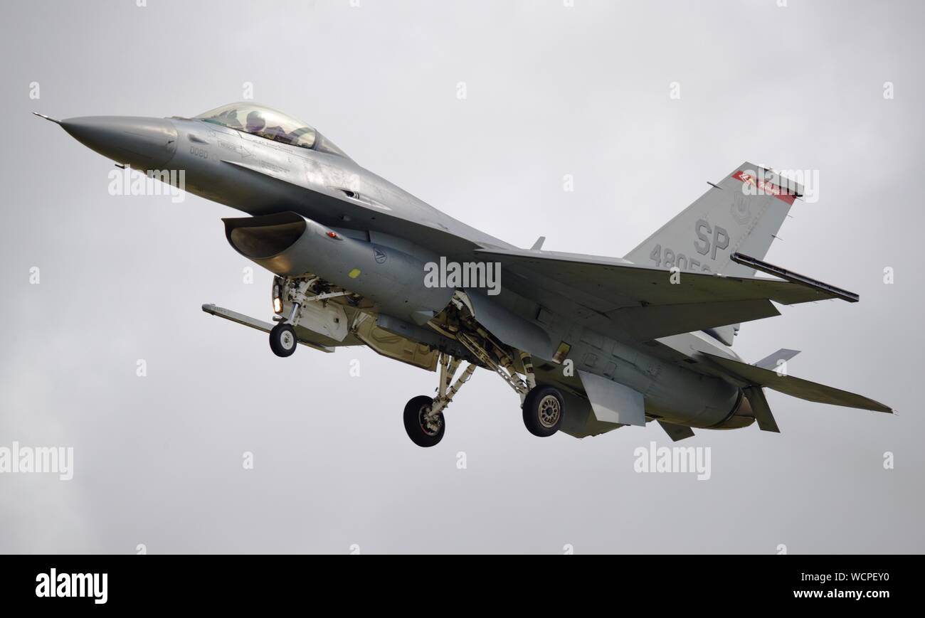 United States Air Force F-16 Viper team di dimostrazione effettuando al 2019 Royal International Air Tattoo Foto Stock