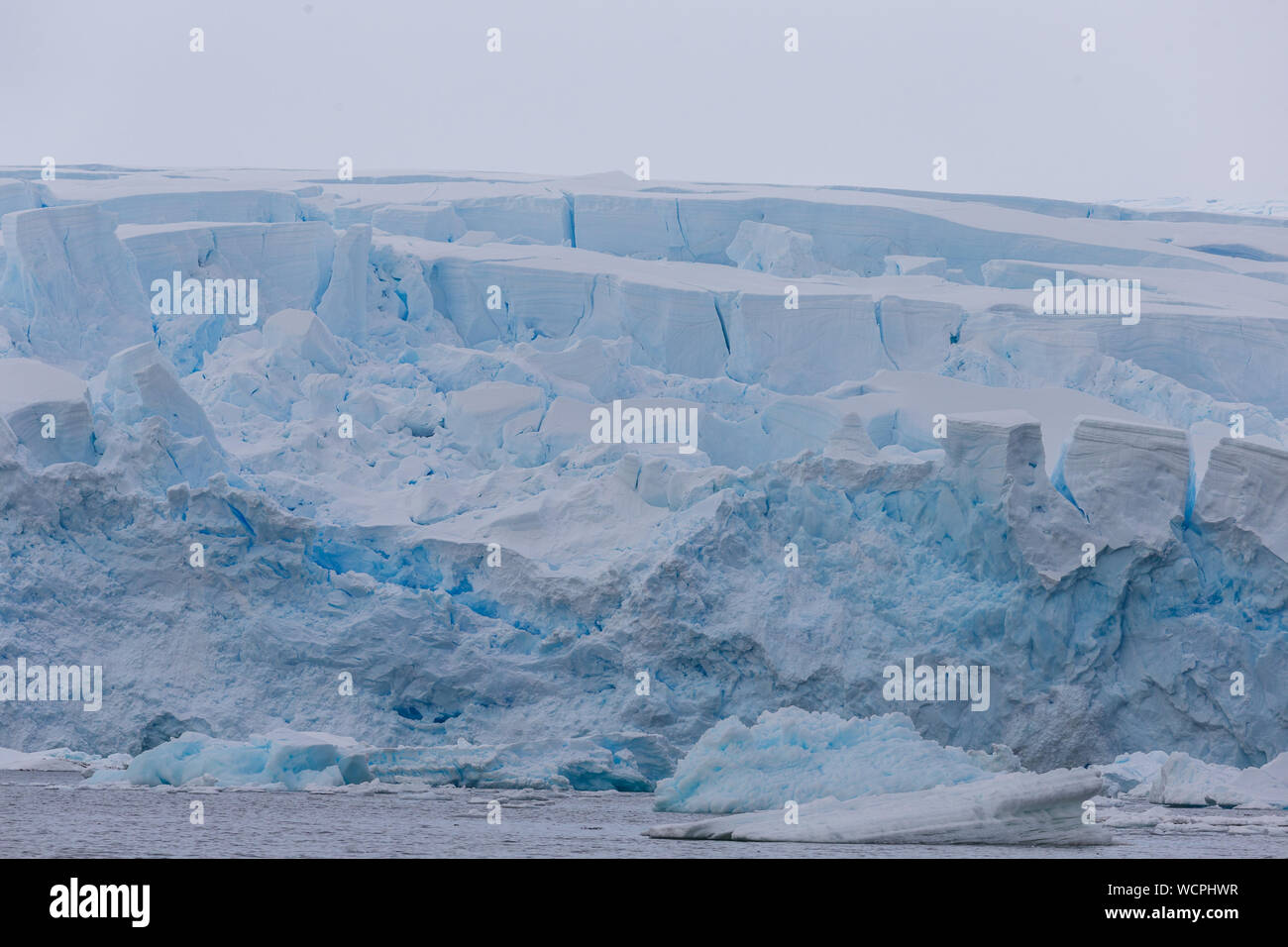 Mondo il cambiamento climatico problemi. Il ghiacciaio di fusione. Antartide bianco sorprendente congelato blu paesaggio. Nevi polari Foto Stock