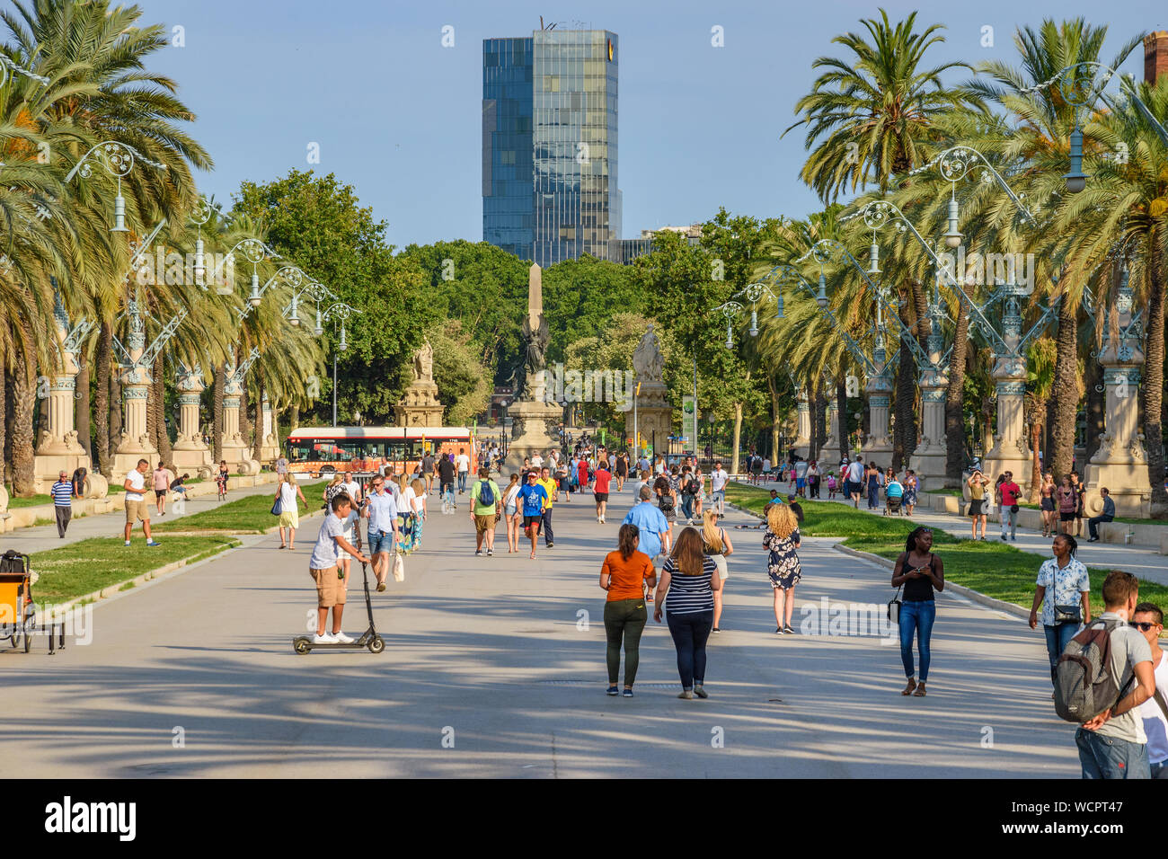 Una folla di gente che cammina verso il Parc de la Ciutadella di fronte all'Arc de Triomf a Barcellona, Spagna, Europa. Foto Stock