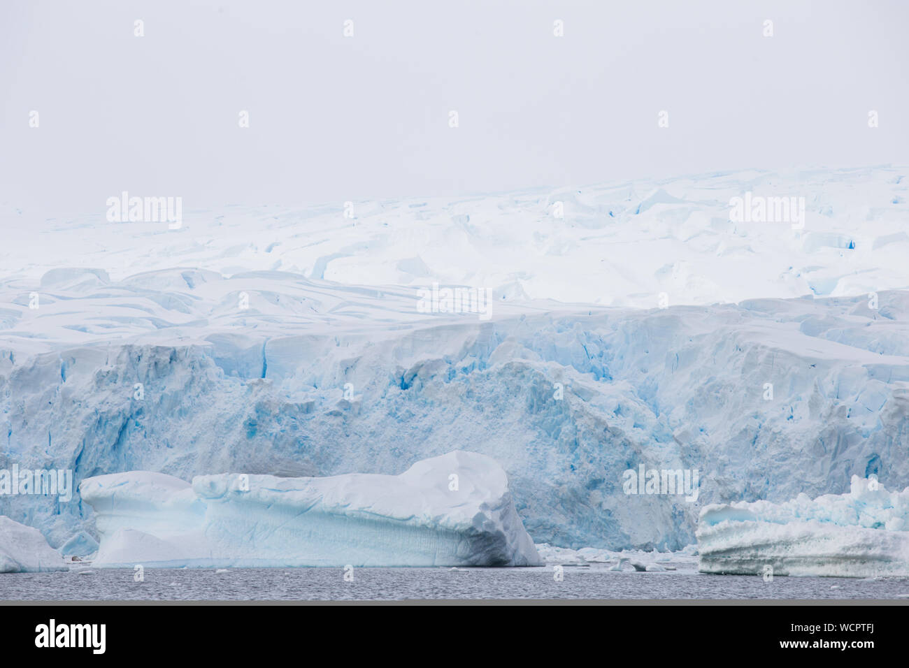 Mondo il cambiamento climatico problemi. Il ghiacciaio di fusione. Antartide bianco sorprendente congelato blu paesaggio. Nevi polari Foto Stock