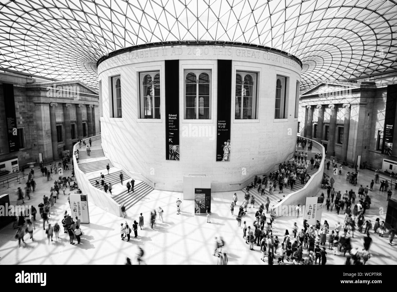 Londra, Regno Unito, 29 Giugno 2019: folla di persone presso la sala principale del famoso British Museum a Londra REGNO UNITO. Foto Stock