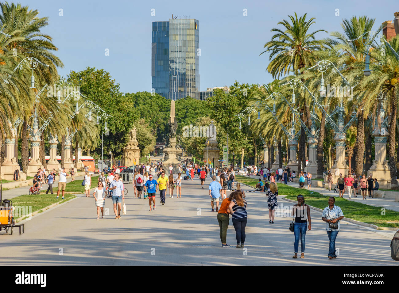 Una folla di gente che cammina verso il Parc de la Ciutadella di fronte all'Arc de Triomf a Barcellona, Spagna, Europa. Foto Stock