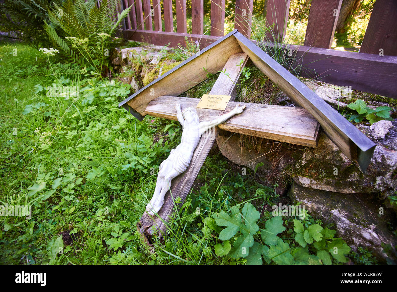 Ex cimitero nel villaggio desertato Furstenhut in aereo Knizeci, Sumava parco nazionale, Repubblica Ceca Foto Stock