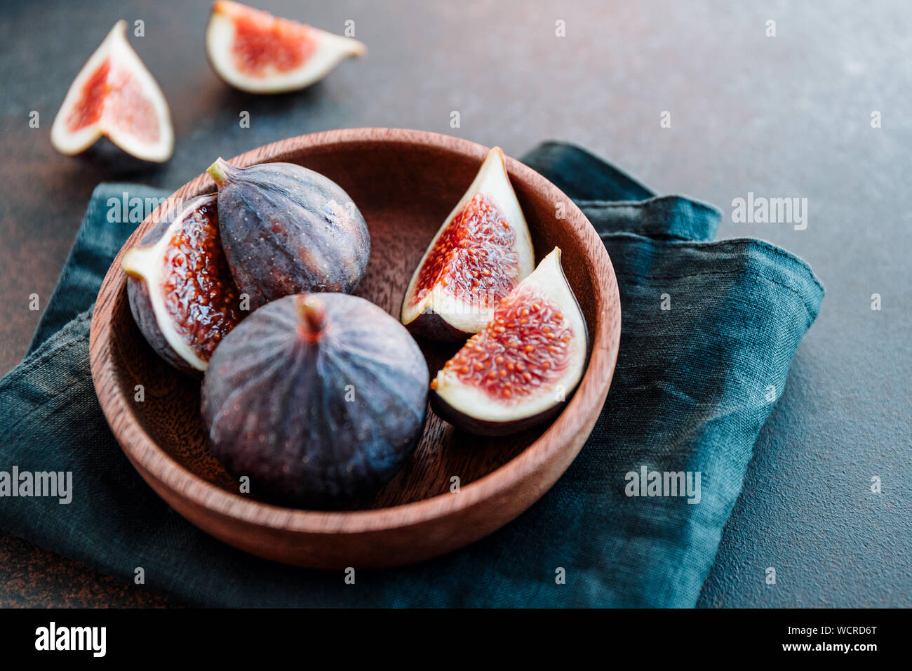 Foto macro di ripe quartes figure in legno una piccola ciotola su una tabella. Foto Stock