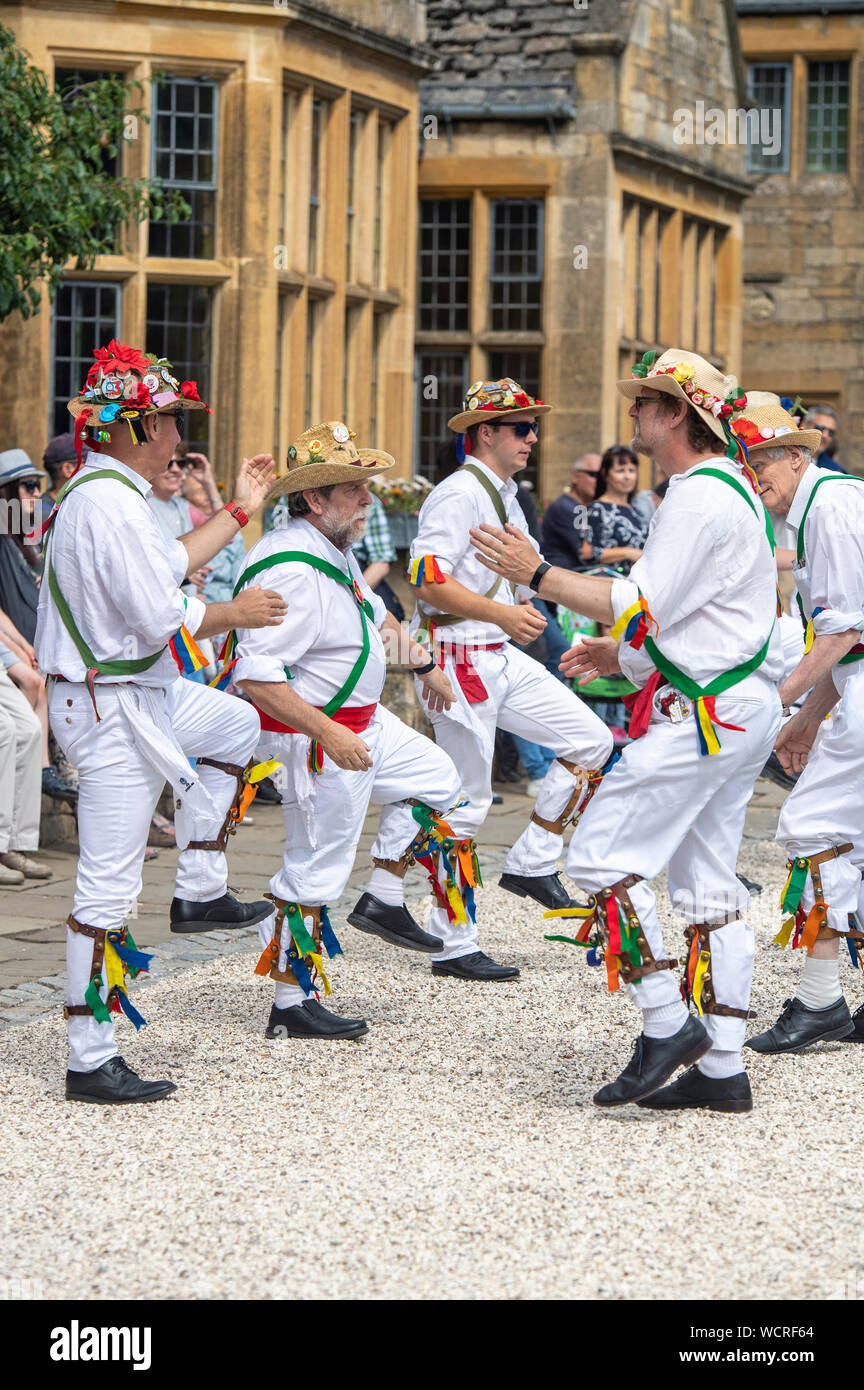 Morris ballerini del villaggio di Broadway, Worcestershire, il Costwolds, England, Regno Unito Foto Stock