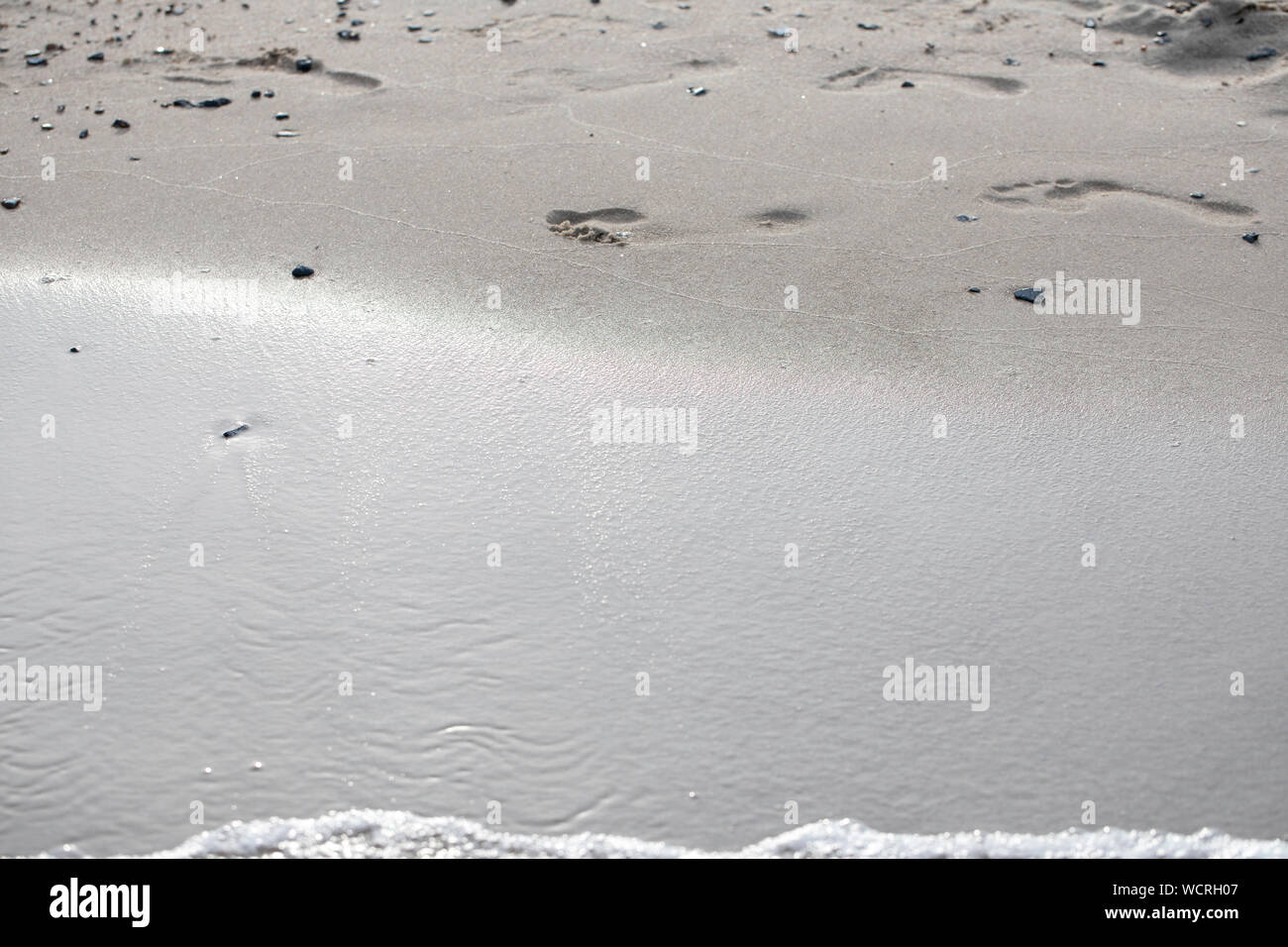 La sabbia fine e dolci onde sul mar Baltico a riva, isola di Rügen, Germania. Foto Stock