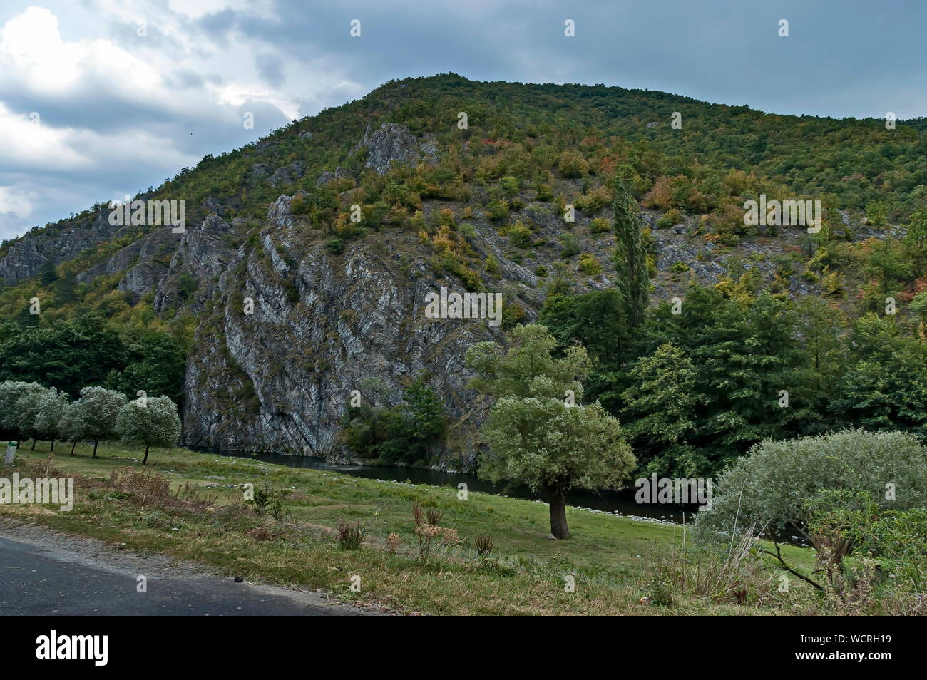 Parte della splendida vallata del fiume Topolnitsa attraverso Sredna Gora montagna, Bulgaria Foto Stock