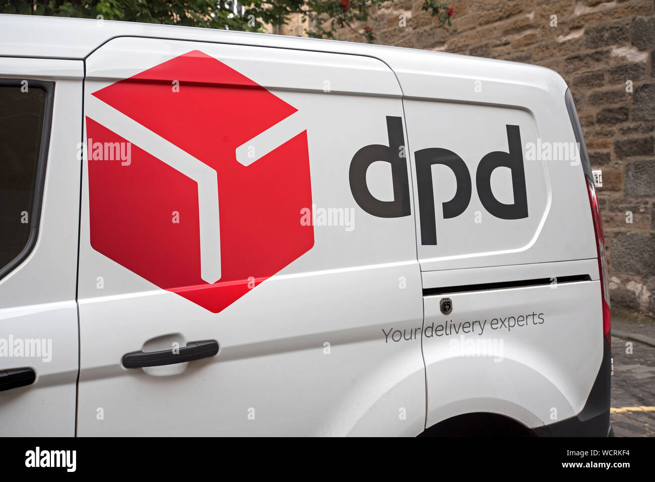 Vista laterale di un DPD parcel delivery van a Edimburgo, Scozia. Foto Stock